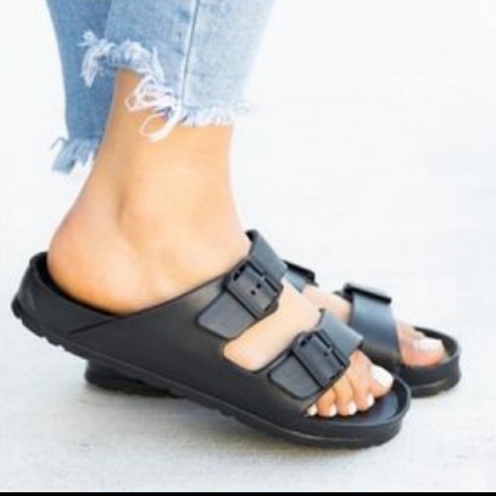 BLACK FOAM BUCKLE SANDALS